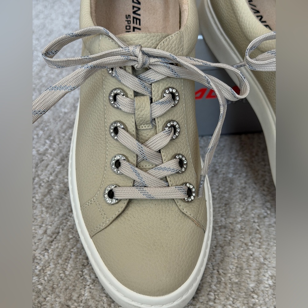 NWT Vaneli Cream Milled Calf Leather Lace-Up Sneakers, Size 9 1/2 M